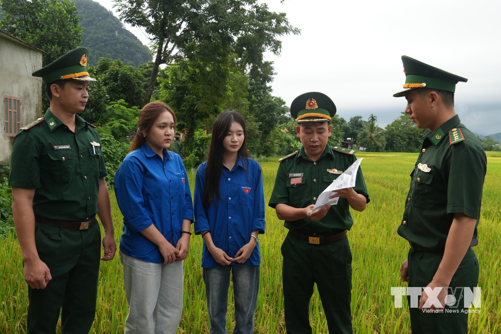 Không chỉ tạo thêm kênh để người dân phản ánh, tố giác tội phạm, hòm thư điện tử thông qua mã QR tại các Đồn Biên phòng ở Nghệ An đang mở ra cách làm mới trong ứng dụng công nghệ số ở cơ sở. (Ảnh: Bích Huệ/TTXVN)